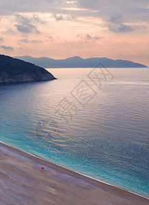 希腊伊奥尼安海凯法洛尼亚岛日落的美丽的密尔托斯海滩图片