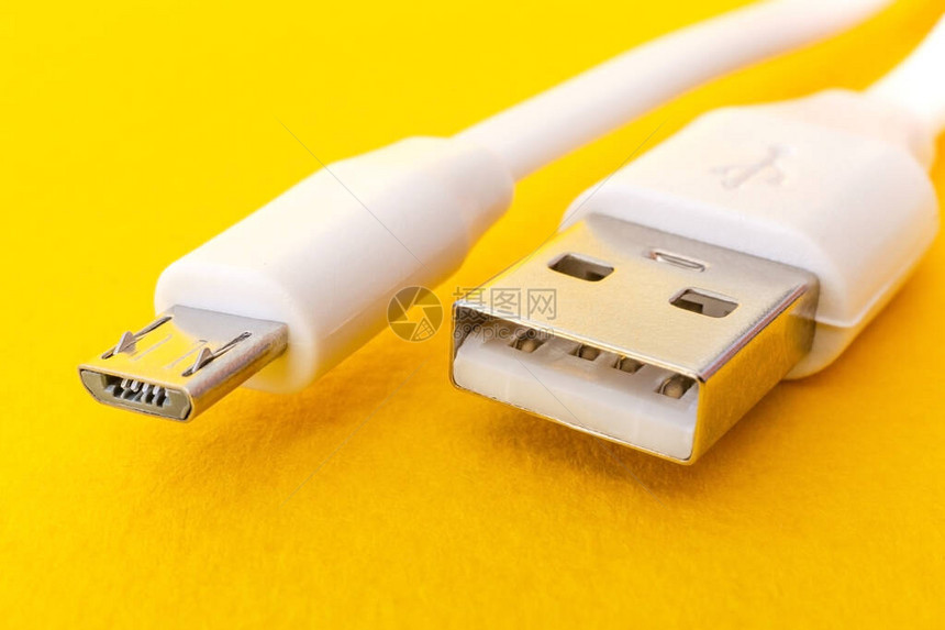 黄色表面的USB充电器缆关闭图片
