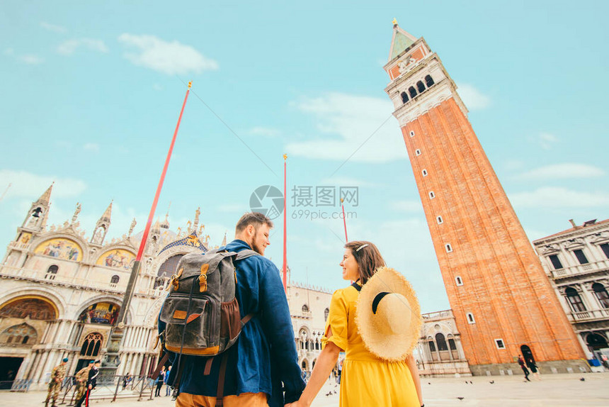 一对夫妇手握在圣马克日产意大利河夏季旅行概图片