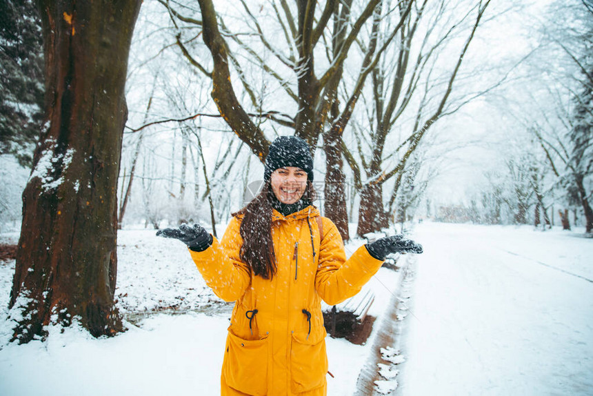 在雪地城市公园玩雪的女图片
