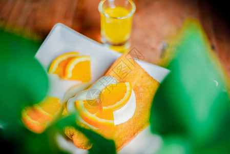 与酸奶柳橙和蜂蜜以白板制成的烤图片
