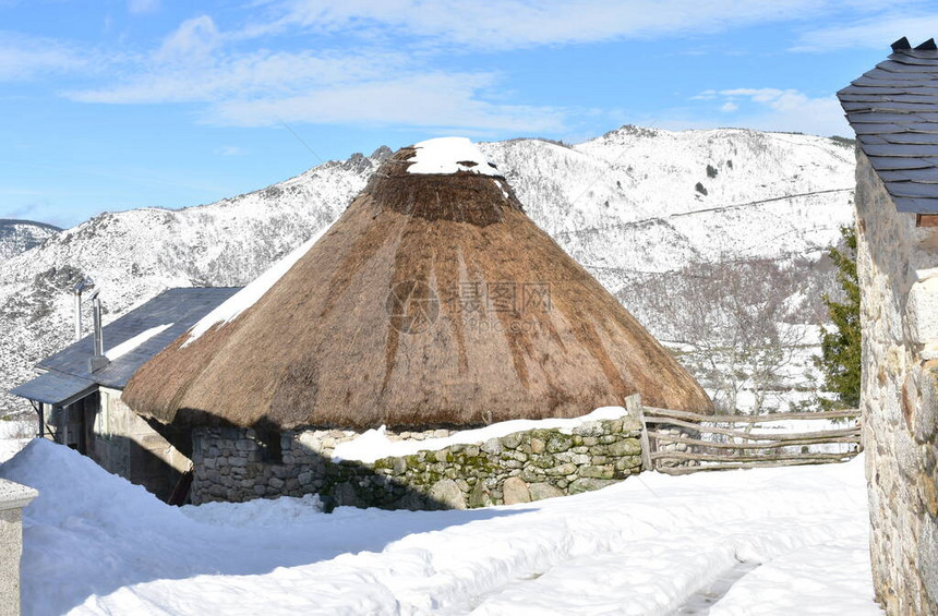 著名的皮奥内多山村在古老的圆环Pallosa石头房屋和高屋顶下雪后图片
