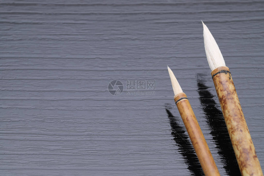 黑色背景上的日本传统毛笔图片