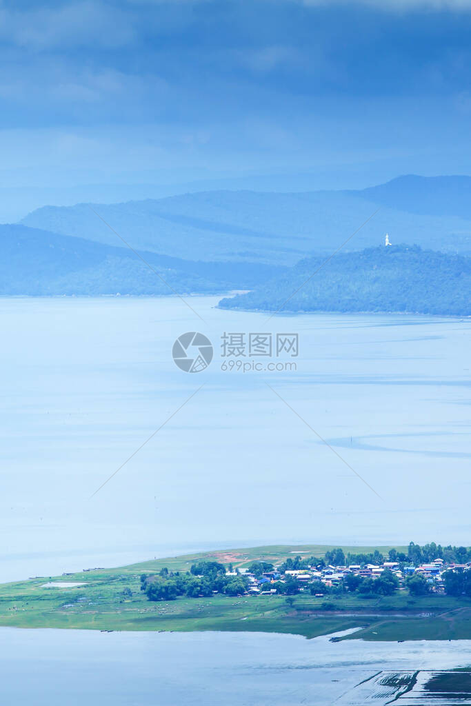 雨天清晨南蓬湖村的空中景象图片