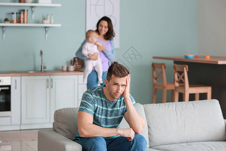母亲及其婴儿和年轻父亲在家中患有产后抑郁症图片