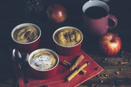 浪漫的早餐或晚餐加咖啡陶瓷烘焙中的苹果派在深色木桌上塑造小模子特写图片
