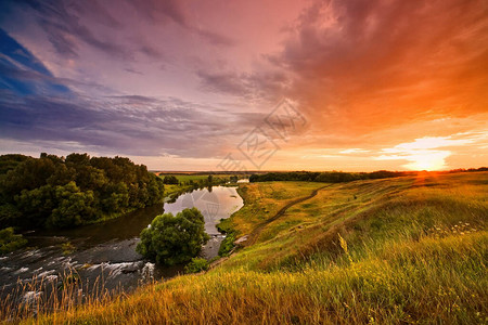 美丽的黎明在河边的美丽黎明和田野图片