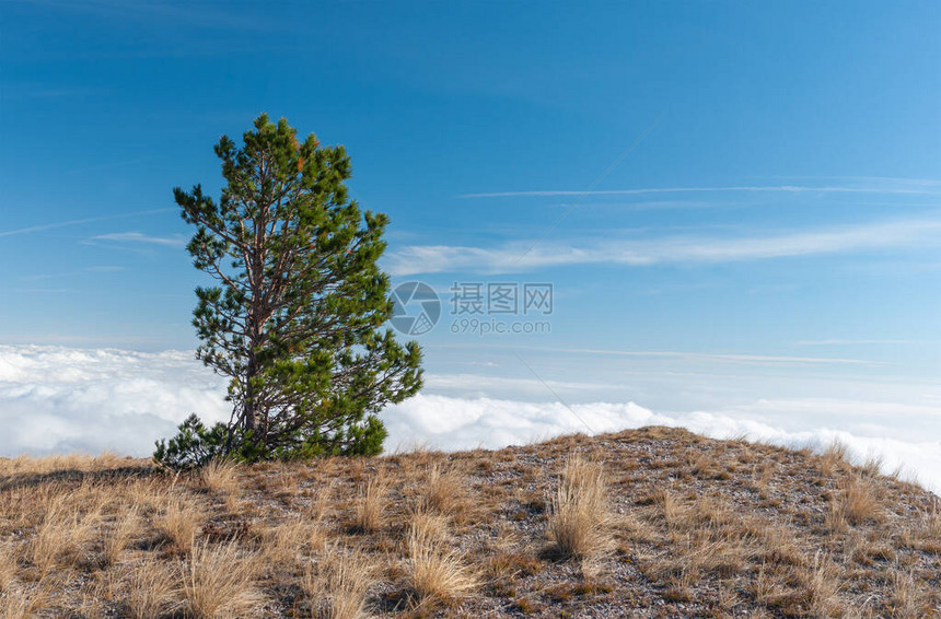 克里米亚半岛BabuhanYaila自然保留地上的秋天风景图片