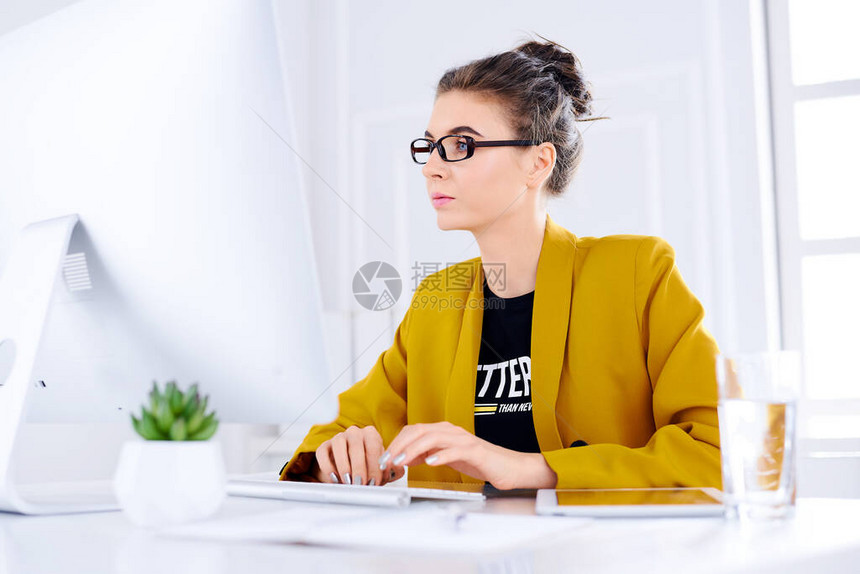 商业妇女在其办公室图片