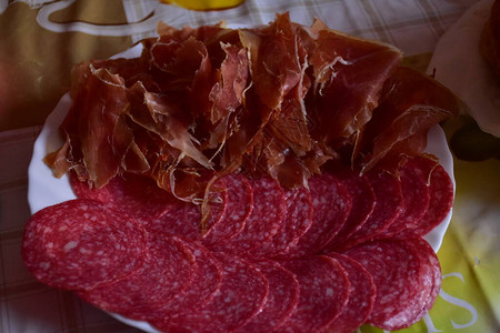 盘子和肉上的意大利腊肠图片