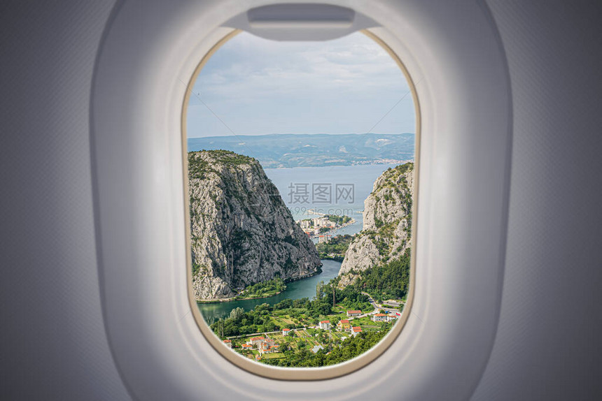从克罗地亚奥米斯市的飞机窗口查看旅行图片