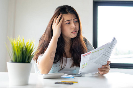 担心帐单的女人没有钱付信用卡图片