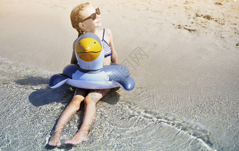 夏天带橡皮圈的小女孩在沙滩图片
