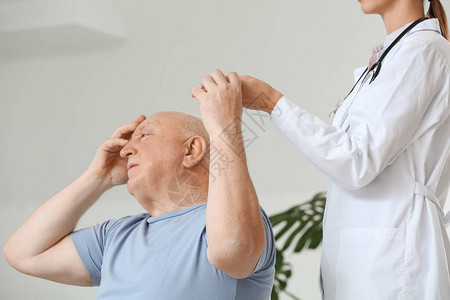 帕金森症在诊所为患有帕金森综合症的老年男子治背景