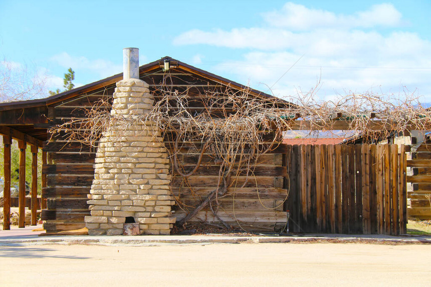 在狂野的西部一座带石烟囱的旧木屋图片