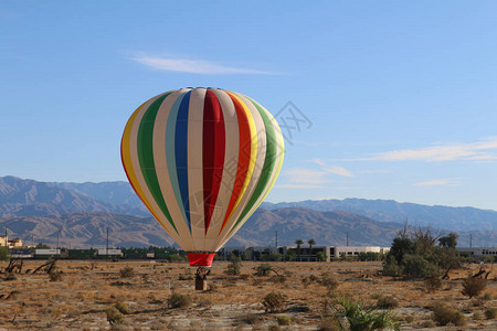 一个热气球沙漠蓝图片
