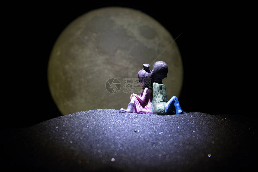 一对有星际和月球背景的情侣的轮廓夜晚在月光下快乐的情侣创图片