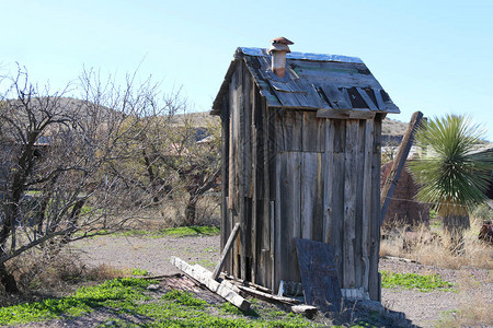 一个废弃的旧外屋农场棚屋图片