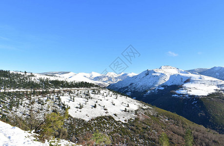 冬季风景有雪山公路和蓝天空图片