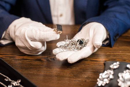珠宝估价人将戒指和首饰放在以黑色图片