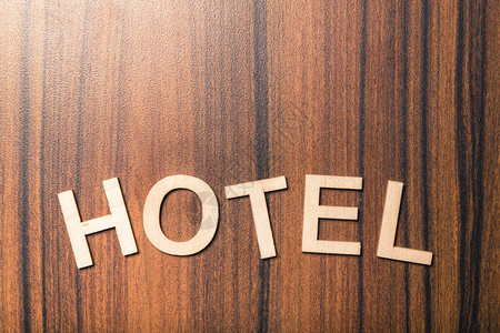 木制字母中的hotel一图片