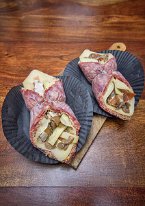 食品意大利肉卷装满蘑菇奶酪和木图片