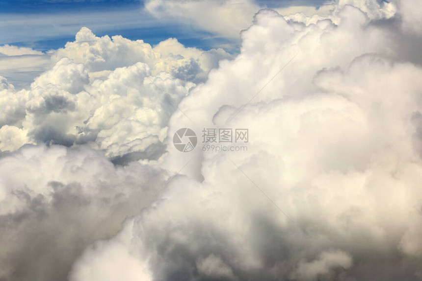 白云浓密蓬松的白云蓝天高姿态从窗户飞机图片