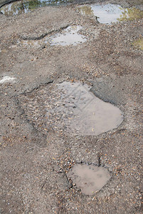 坑洼和水坑对柏油路的破坏图片