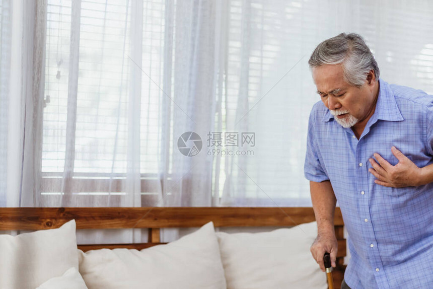 退休的亚洲老年祖父或男子因心脏病或疾病而痛苦图片