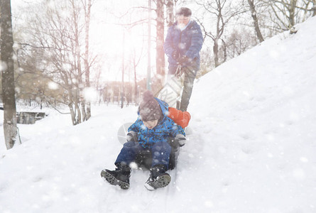 冬天公园里的孩子们孩子们在操场上玩雪他们雕刻雪图片