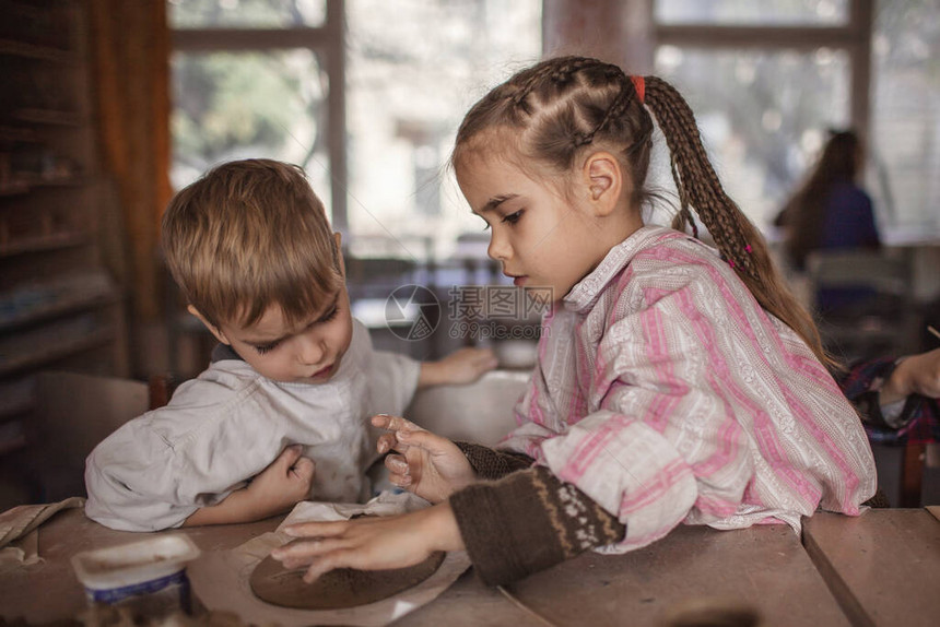 在陶瓷车间手工艺和粘土艺术儿童创作活动艺术教育中图片