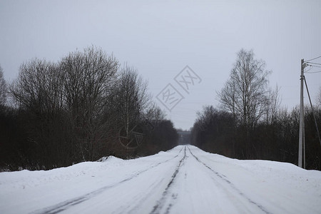 汽车在田野里下雪的冬天路上图片