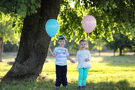 小孩子带着气球在公图片