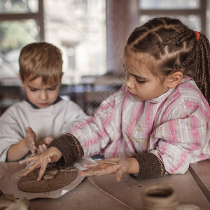 在陶瓷车间手工艺和粘土艺术儿童创作活动艺术教育中图片