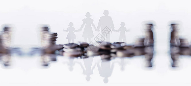 四个人和成堆的钱剪影家庭观念家庭财务预图片