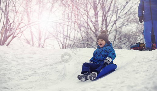冬天公园里的孩子们孩子们在操场上玩雪他们雕刻雪人图片