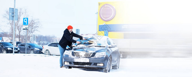 车主在冬天从雪中清理汽车图片