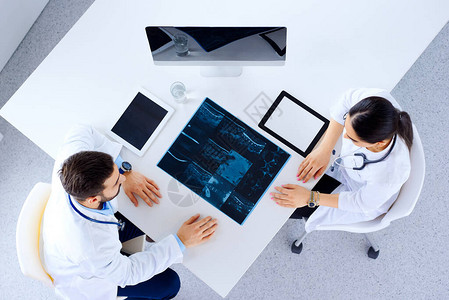 在医院医学医疗保健和手术概念中使用脊柱X光片和剪贴板的医图片