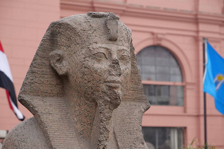 开罗埃及博物馆外的古埃及狮身人面像雕塑图片