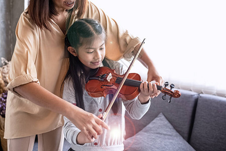 老师教小女孩拉小提琴音乐课图片
