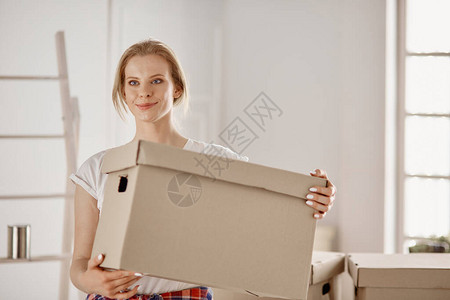 一个美丽的单身年轻女子拆开箱图片