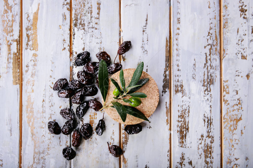 传统的希腊开胃菜橄榄配面包和橄榄油图片