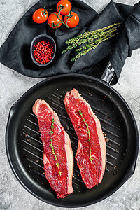 烤锅上的生肉排做饭的料灰色背图片