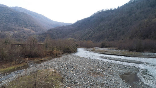 高森林山脉沿线的狭小山区河流和松石海岸图片