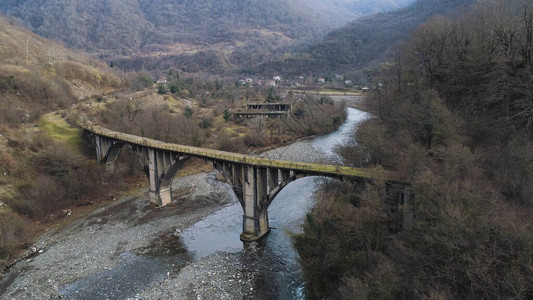 位于高森林山脉附近山谷内小村庄的连行飞图片