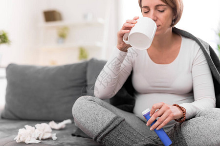 孕妇在一杯水中服用维生素图片