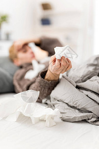 病在床上的妇女流感和感染过敏图片