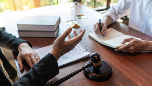 男公证律师或法官在办公室法律和法律服务概念中与商人客户协商或图片