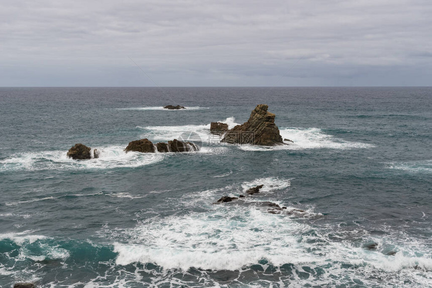 西班牙特内里费岛塔加纳地区RoquedeLasBodegas海滩附近的海浪和LosGalio图片