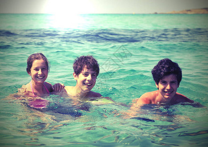 三兄弟三兄弟在清水中度过愉快的暑假在海图片